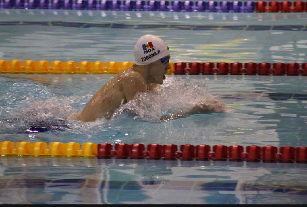 Rocketswim's coach teaches Breaststroke to students