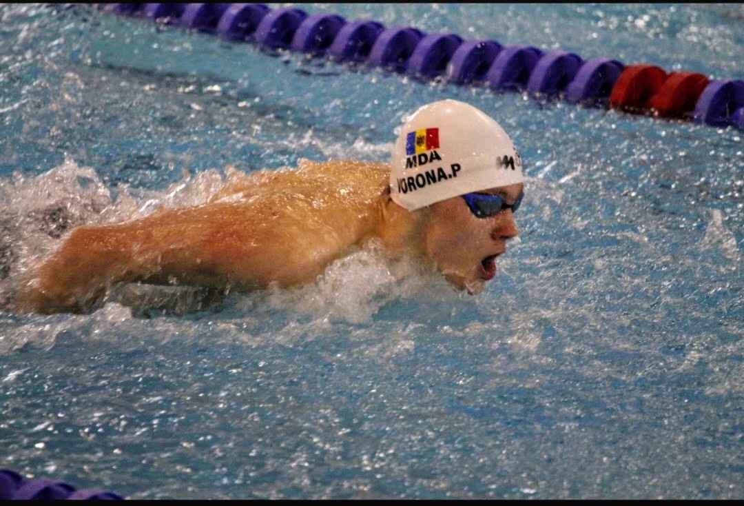 Rocketswim's coach teaches Free style stroke to students